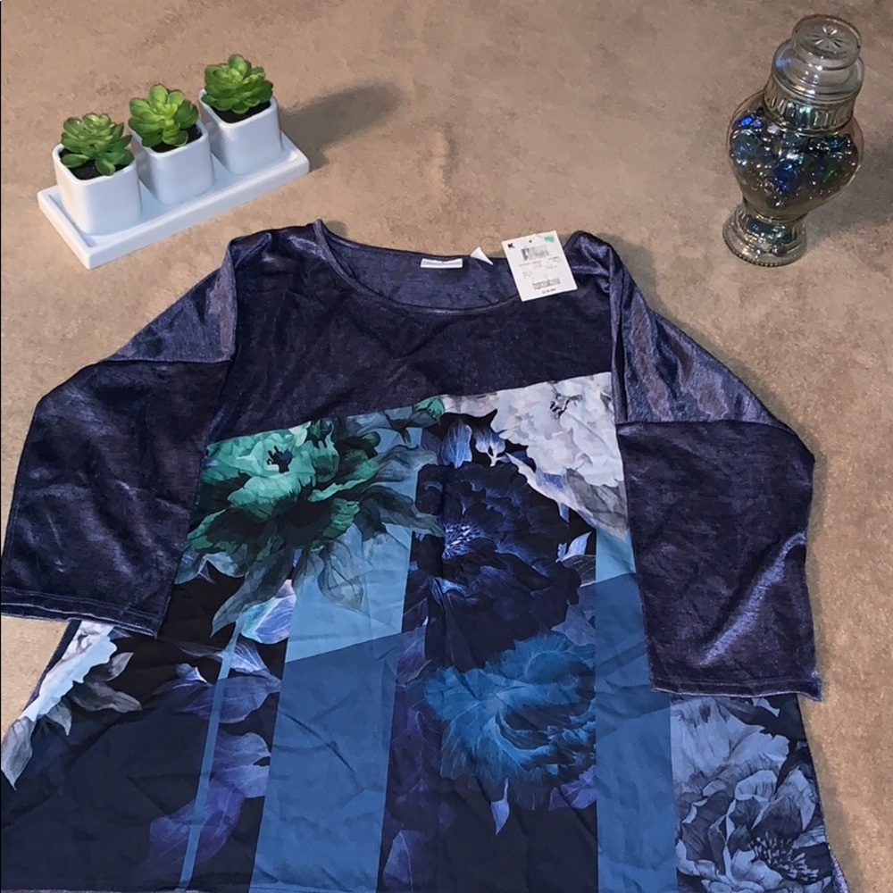 Dressy mid-sleeve top.